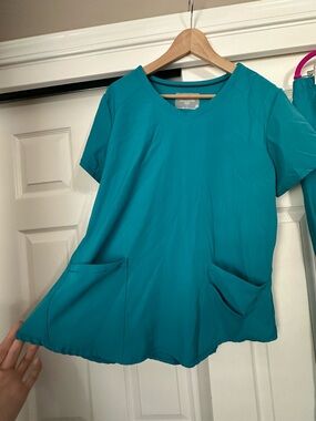 Teal V-Neck Women’s Scrub Top with Front Pockets